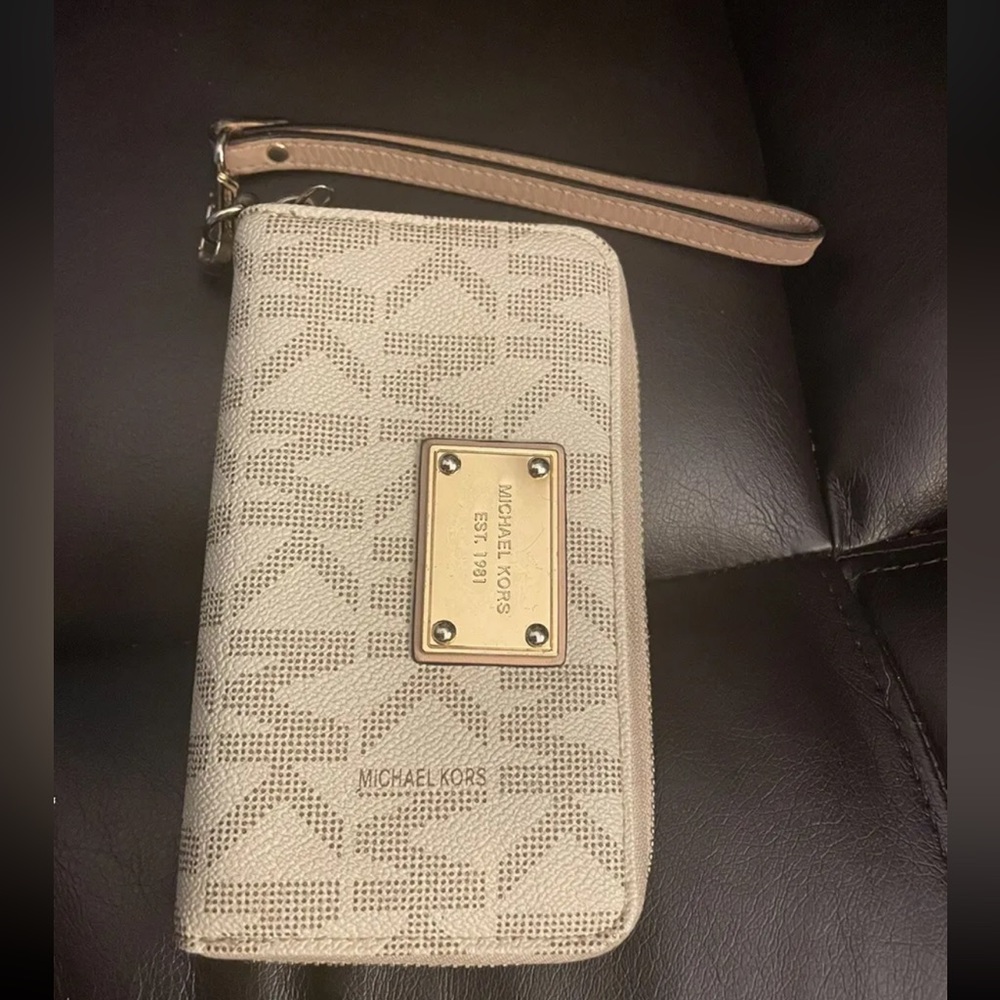 Michael Kors Signature Jet Set Zip Accordion Wallet Wristlet Clutch Vanilla